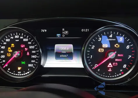 2019 Mercedes-Benz E 300 4Matic z USA, uszkodzony, nr VIN WDDZF4KB9KA531292